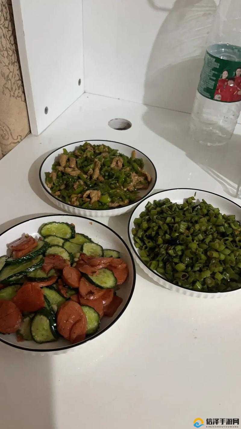边做饭边被躁我和邻居日本边做饭边被躁人和邻居日本