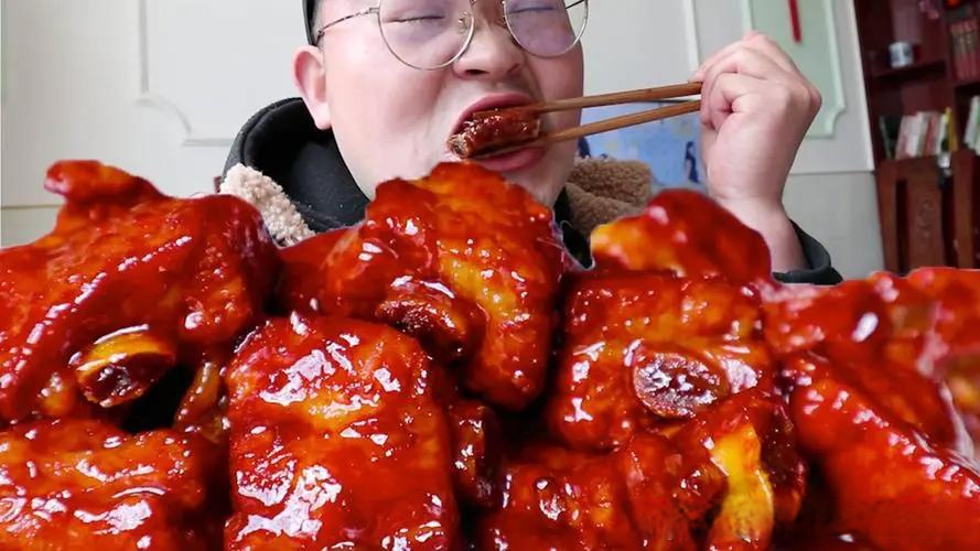 日本肥肉老太xxxx日本肥肉老太，风情万种的美食传奇-第2张图片