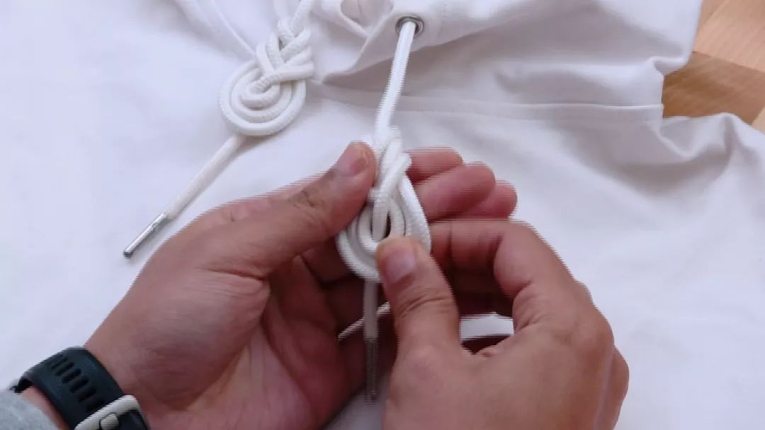 带夹子在打结的绳子上的行走