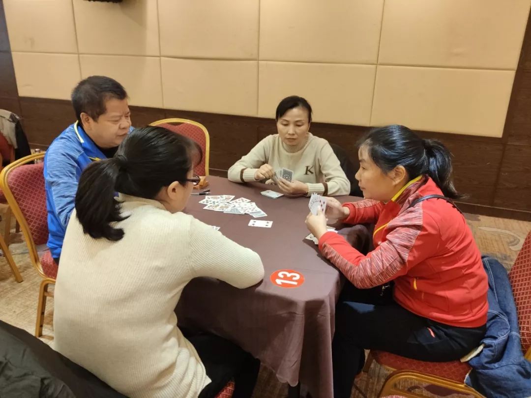 打扑克牌的剧烈运动视频解析