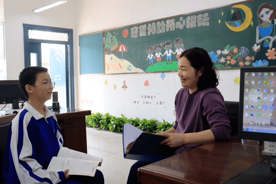 和语文老师在办公室做小说免费观看与语文老师办公室的温馨时光
