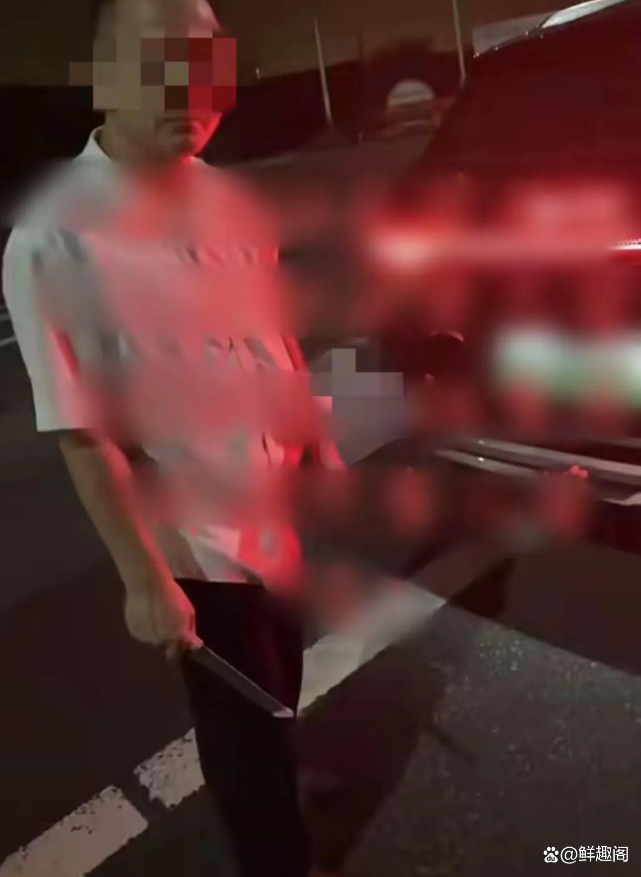 男子被捅事件后仍玩手机-第1张图片
