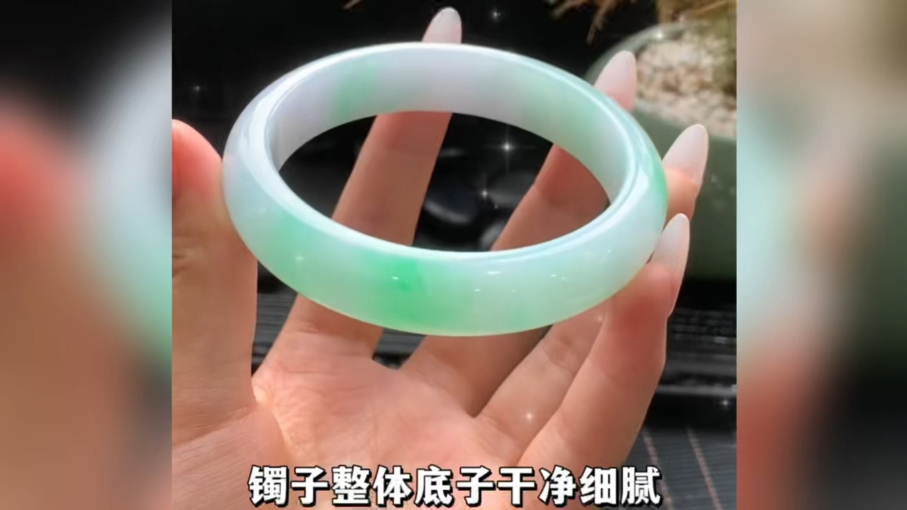 白底青翡翠，自然之美与独特之选-第1张图片