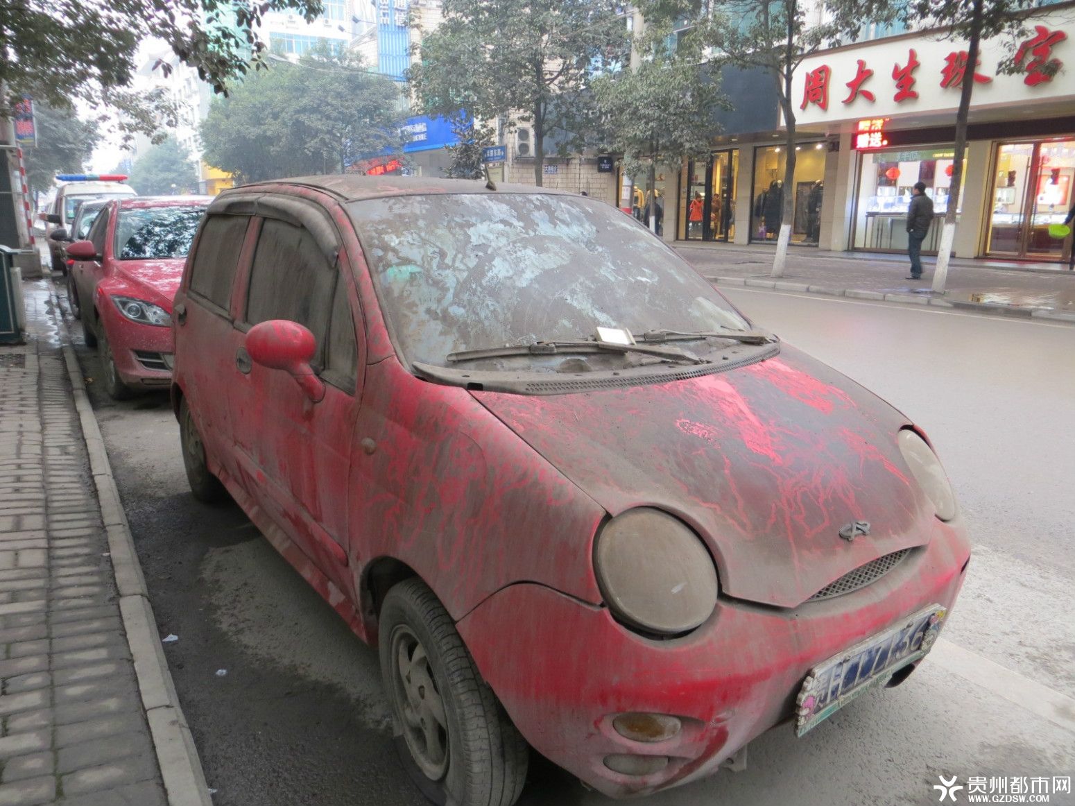 把车开到没人的地方伸手摸向她的裙底把车开到无人之地