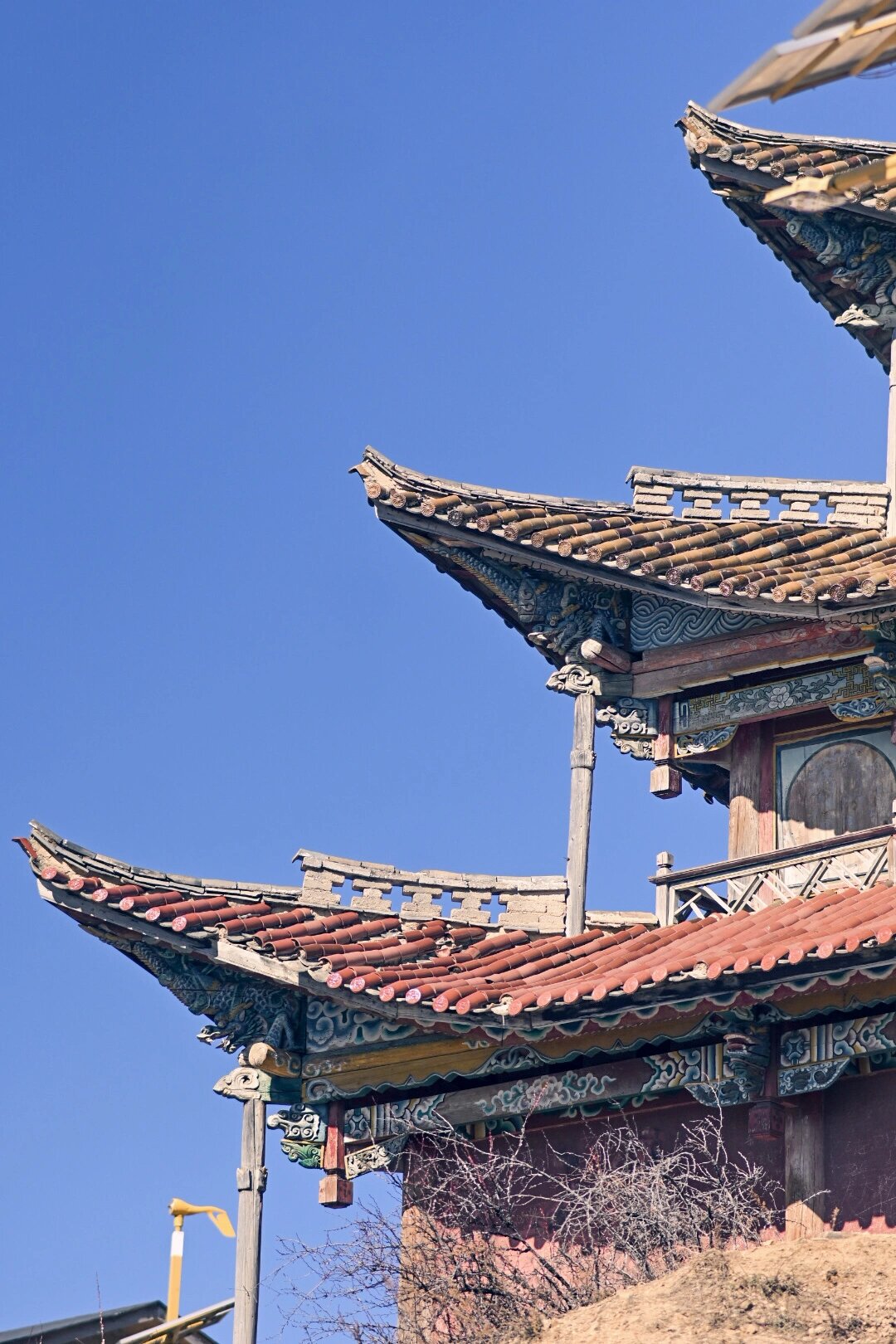 香格里拉位于云南省的藏区地区，是云南省内著名的旅游胜地。香格里拉是一个历史悠久、文化底蕴深厚的地区，拥有得天独厚的自然风光和人文景观。-第1张图片