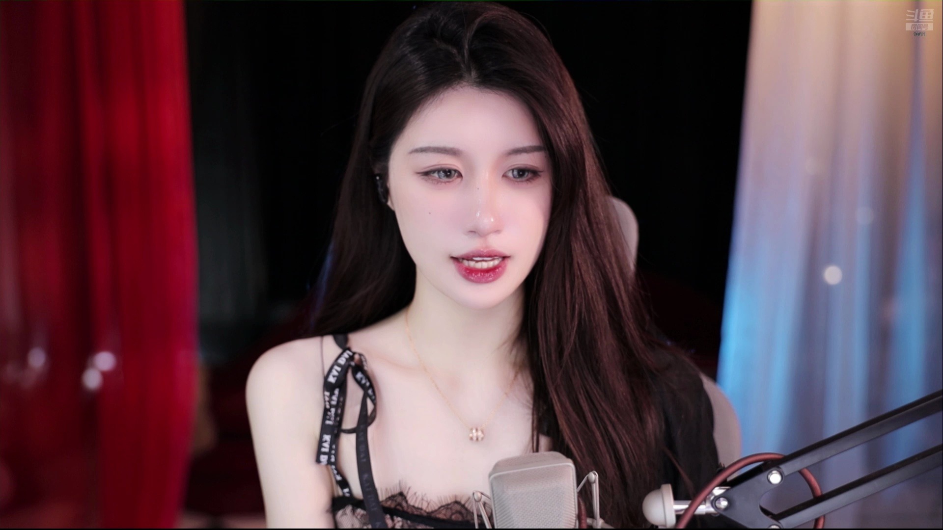 斗鱼TV阿怡，直播界的璀璨明星-第2张图片
