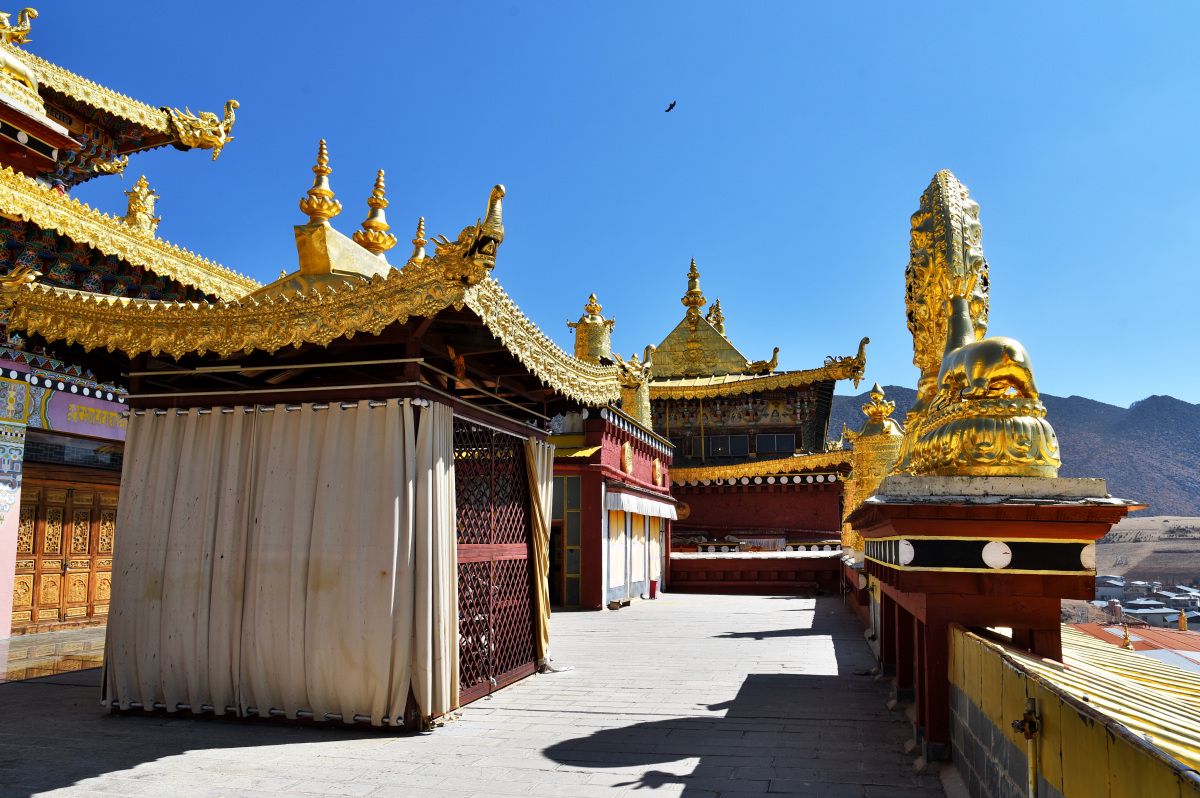 香格里拉在哪里哪个省份哪个市香格里拉位于云南省的藏区地区，是云南省内著名的旅游胜地。香格里拉是一个历史悠久、文化底蕴深厚的地区，拥有得天独厚的自然风光和人文景观。-第2张图片