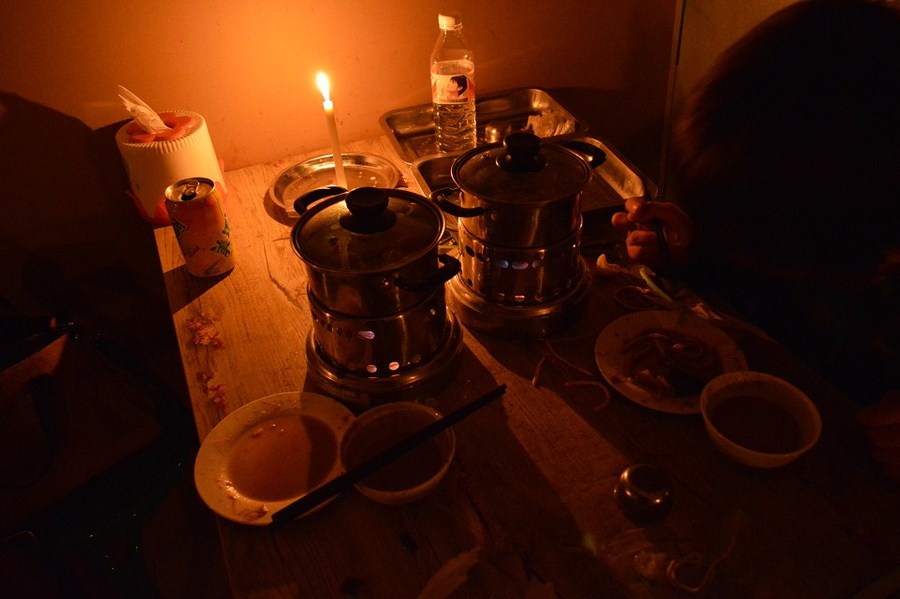 停电了被男同桌狂揉我奶胸停电之夜，男同桌的狂揉与我的奶胸-第2张图片